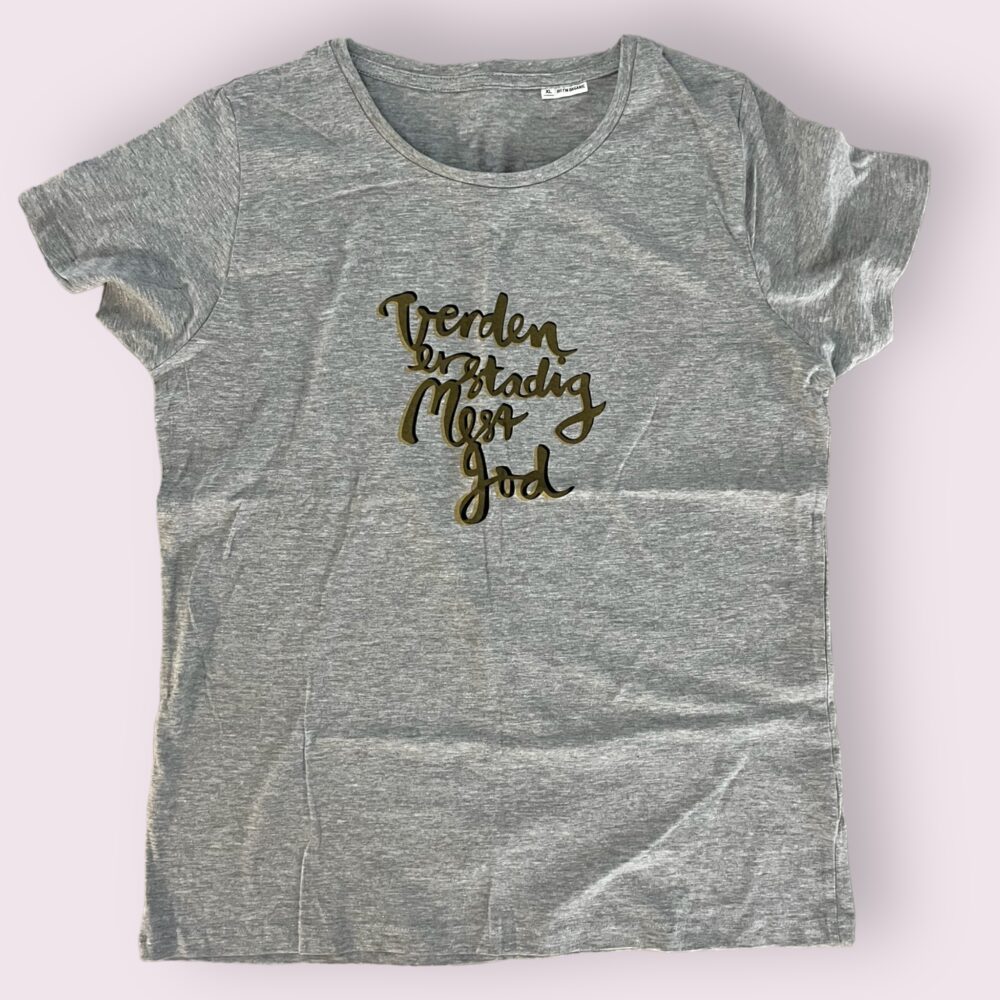 T-shirt med teksten “verden er stadig mest god”