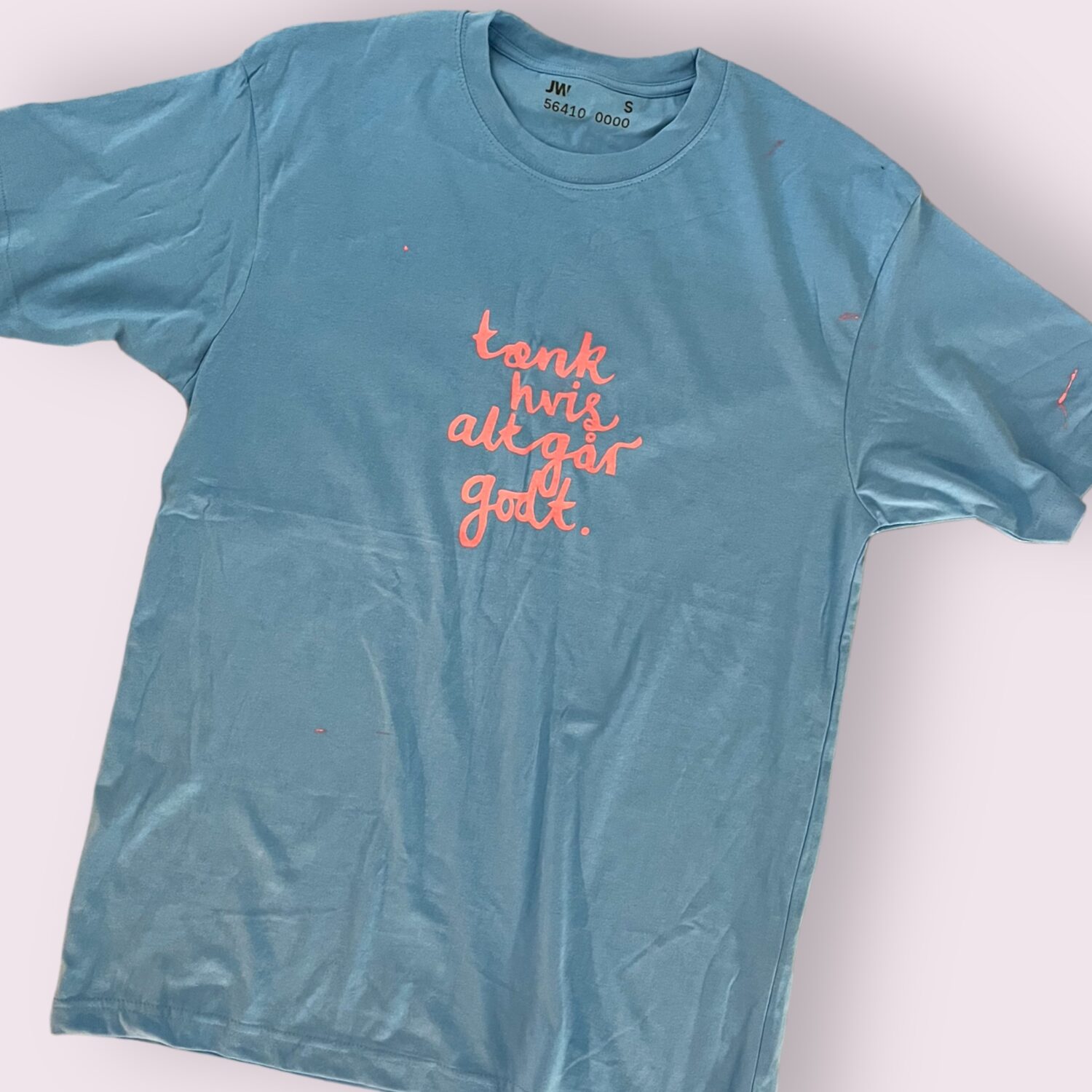 T-shirt med teksten “tænk hvis alt går godt” trykt af Lisa Strøander